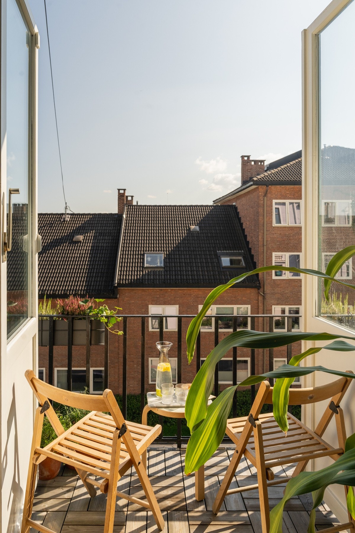 Balkongen har dekke av treheller, overbygg, spilerekkverk og fin plass til kafésett eller lignende. Galleribilde