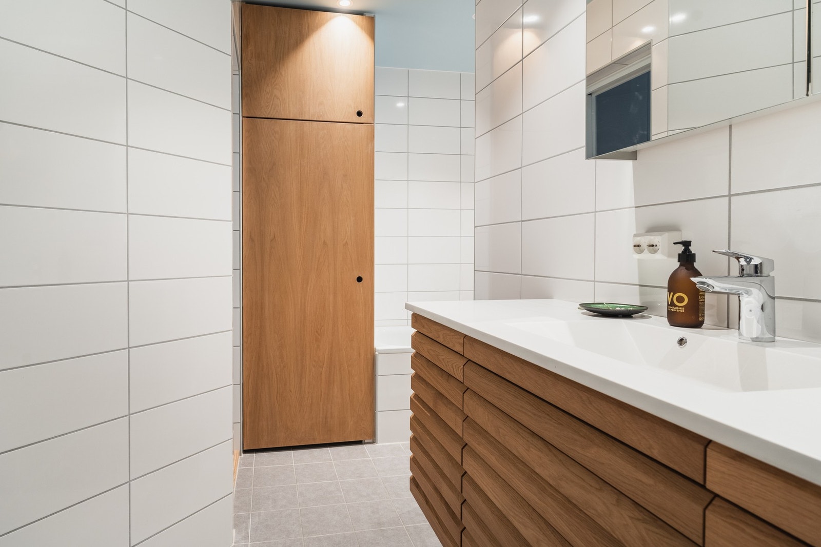 Badet ble totalrenovert i 2020 og oppgradert med ny innredning de senere år. Opplegg for vaskemaskin og tørketrommel i skap. Galleribilde