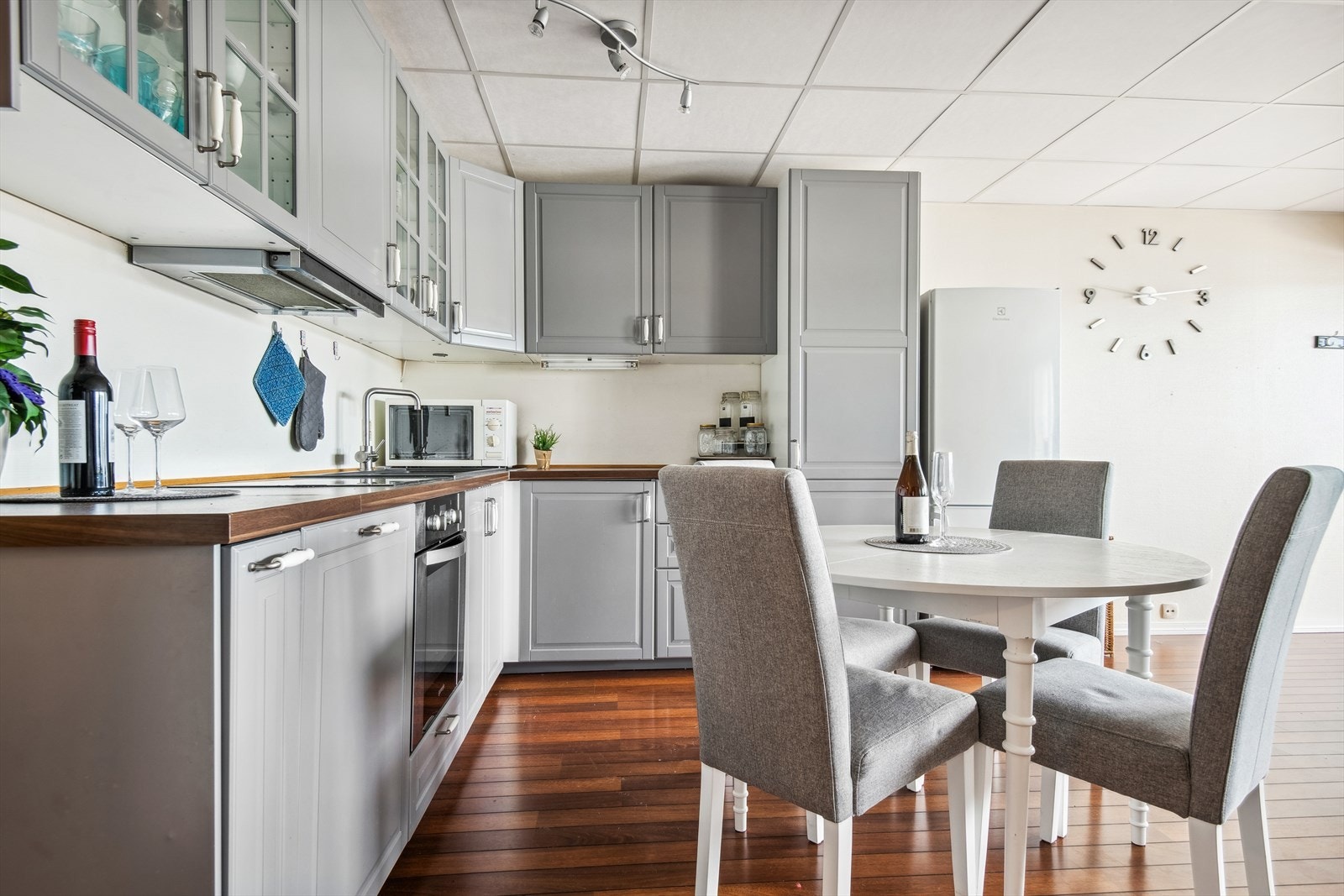 Kjøkenet har svart vask, kjøl/frys, steikeomn, platetopp og oppvaskmaskin. Galleribilde