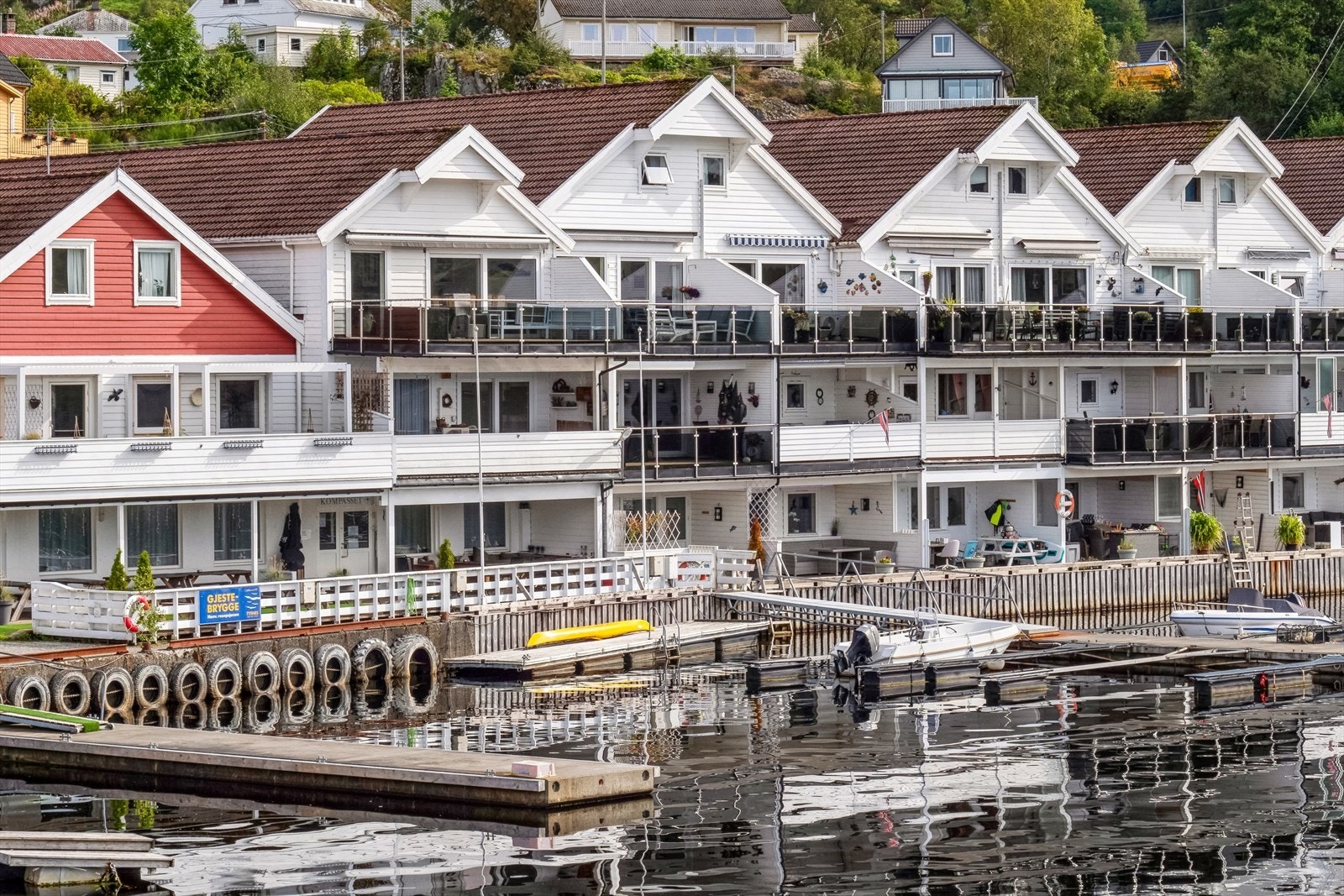Tysnes Sjø og Fritid har og leilegheiter som leiges ut, og i den forbindelse er det resepsjon. Det er og fleire fellesareal. Galleribilde