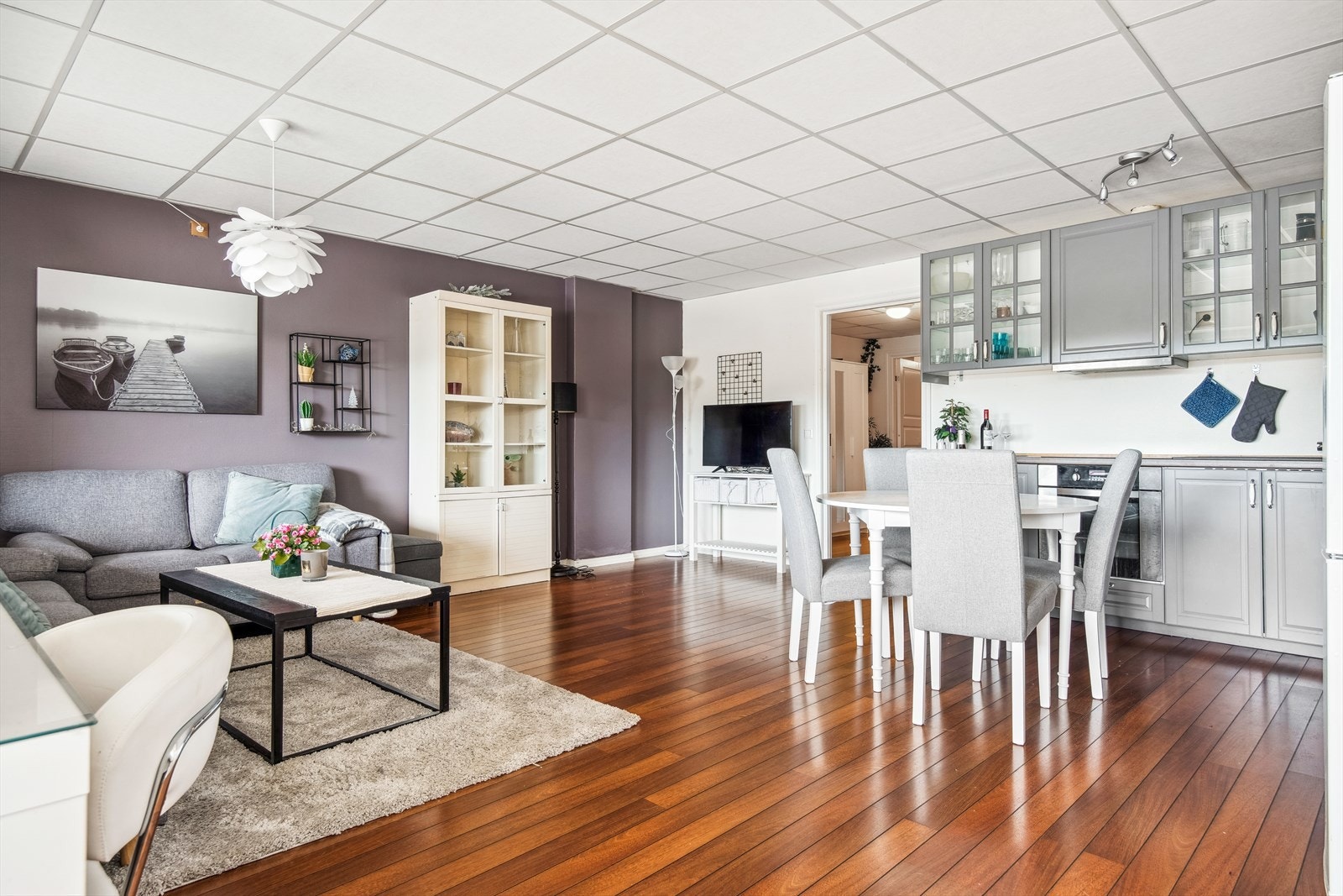 Open stove- og kjøkenløysing. Lys og trivelig stove og kjøken med god plass til både stor sofa og tv-krok. Galleribilde