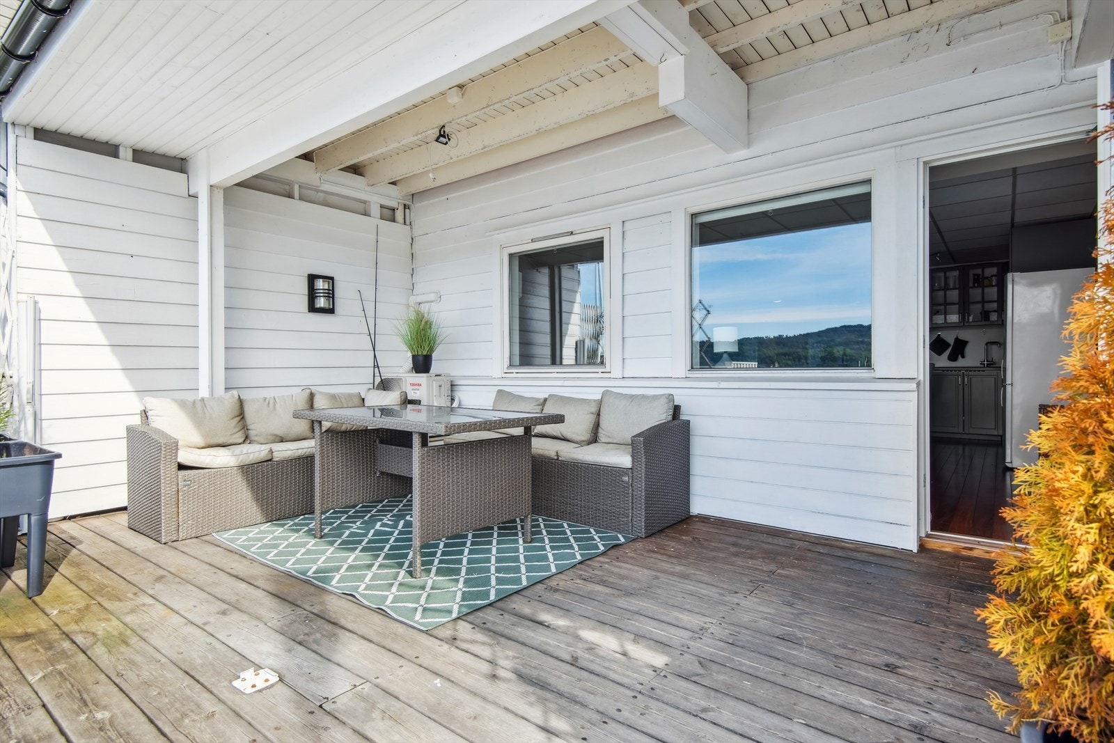 Utgang til eigen overbygd terrasse på bryggekanten med god plass til både sittegruppe og grill. Galleribilde