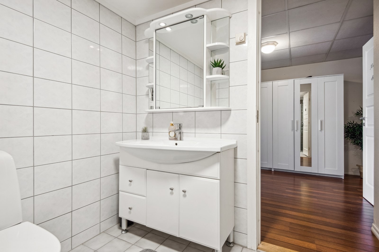 Badet er heilflisa i lyse behagelige fargar. Galleribilde