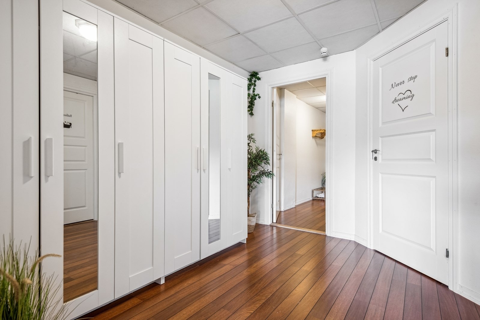 Stor og romsleg entré med god plass å henge frå seg og tilkomst til alle romma i leilegheita. Galleribilde