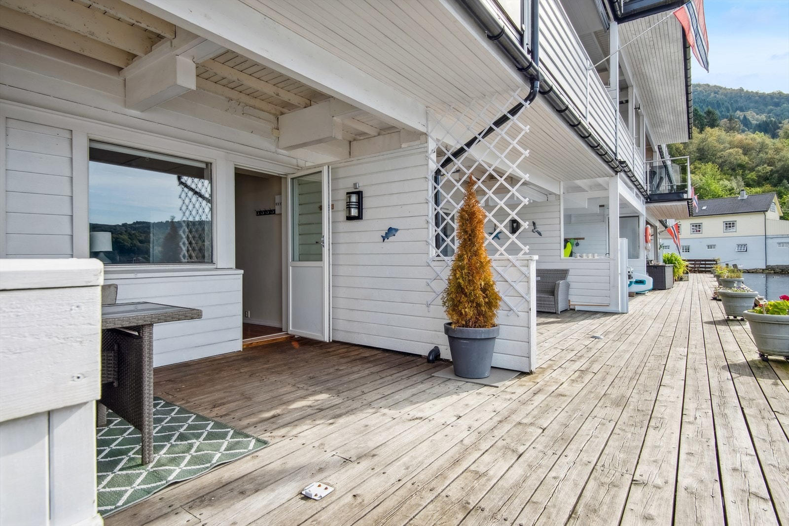 Her kan ein nyte flotte sommarsdagar med både utsikt og sol. Terrassen er på ca. 15 kvm. Det er tett dekke til terrassen over. Galleribilde