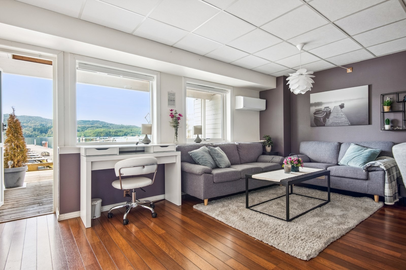 Stova har vindaugsflater og terrassedør i front som gir flott sjøutsikt og utgang til eigen terrasse på brygga. Galleribilde