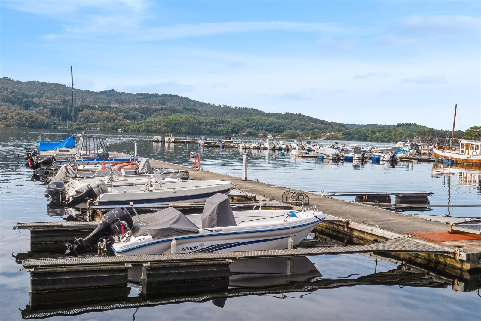 Fritidseigedomen ligg unikt til på bryggekanten på Tysnes Sjø og fritid med egen privat terrasse på brygga med utgang frå stova. Galleribilde