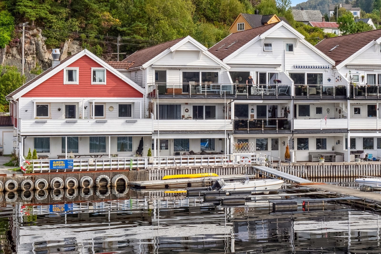 Her kan ein verkeleg nyta omgivnadane, med sjøen rett fram og gode solforhold. Fisketur, båttur, kajakk eller bare bryggjekos! Galleribilde
