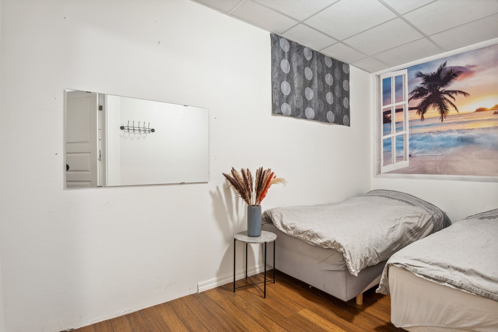 Det disponible rommet er nytta som soverom. Det er ikkje godkjent som soverom, då det manglar vindauge med rømmingsveg. Galleribilde