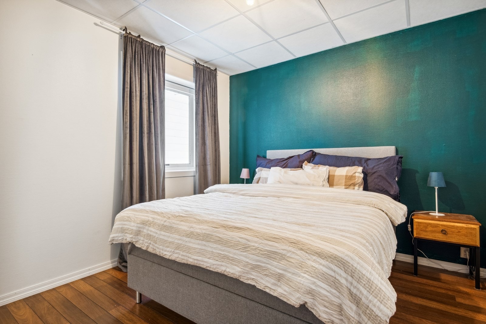 Hovudsoverommet er av god storleik med god plass til dobbeltseng, kommode og nattbord. Galleribilde