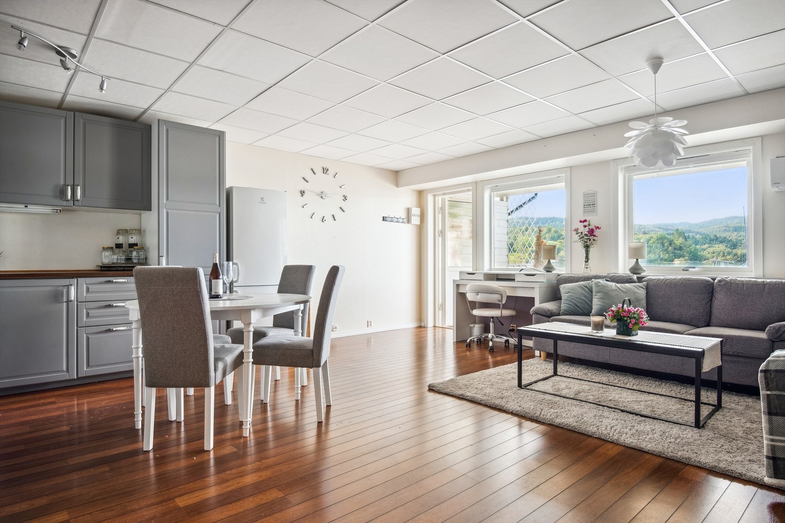 Det er enkelt å møblere stova. Leilegheita er litt større enn naboleilegheitene. Galleribilde