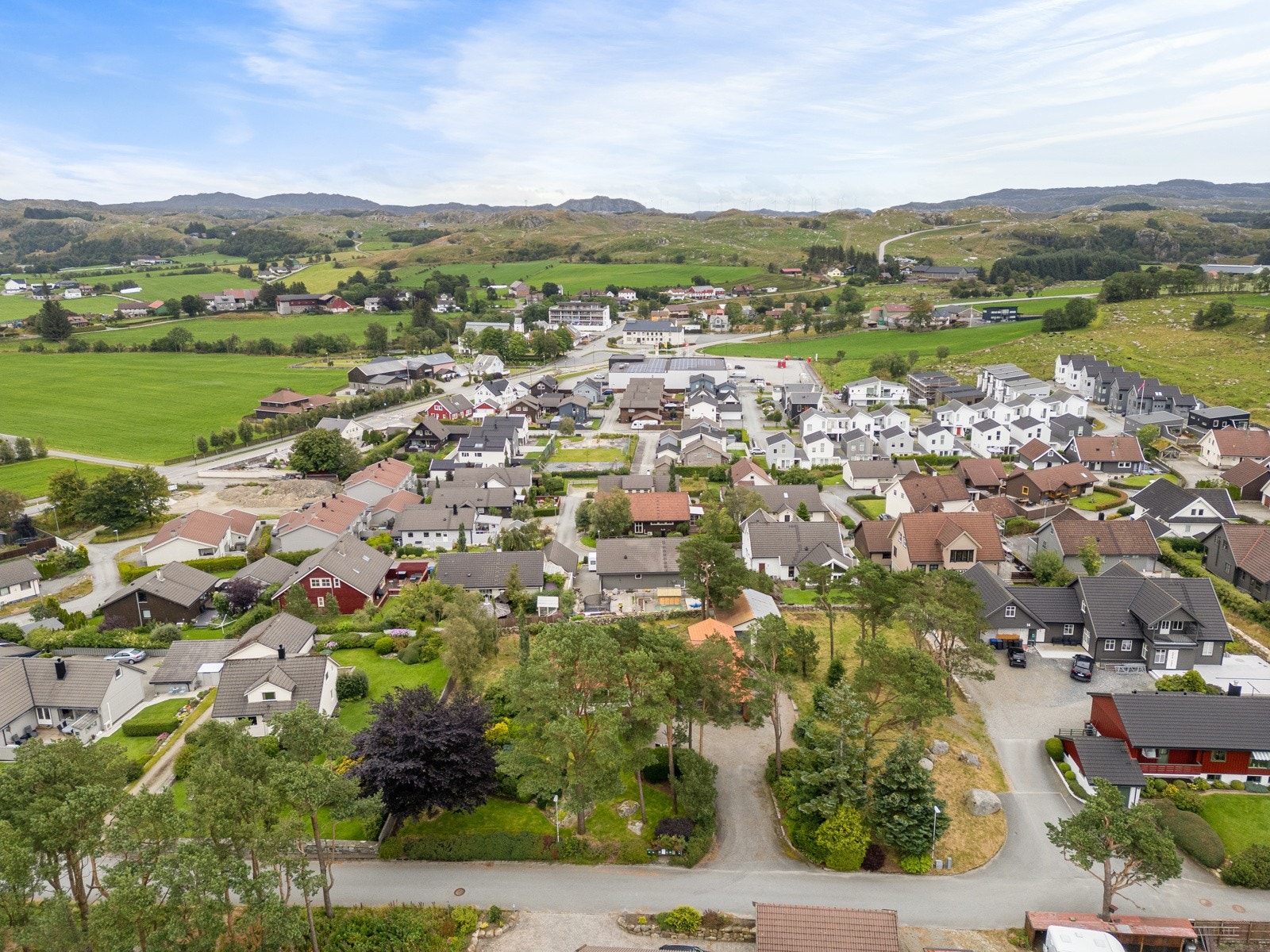 Undheim IL har hall og fotballanlegg, og tilbud innen fotball, håndball, friidrett og turn. Galleribilde