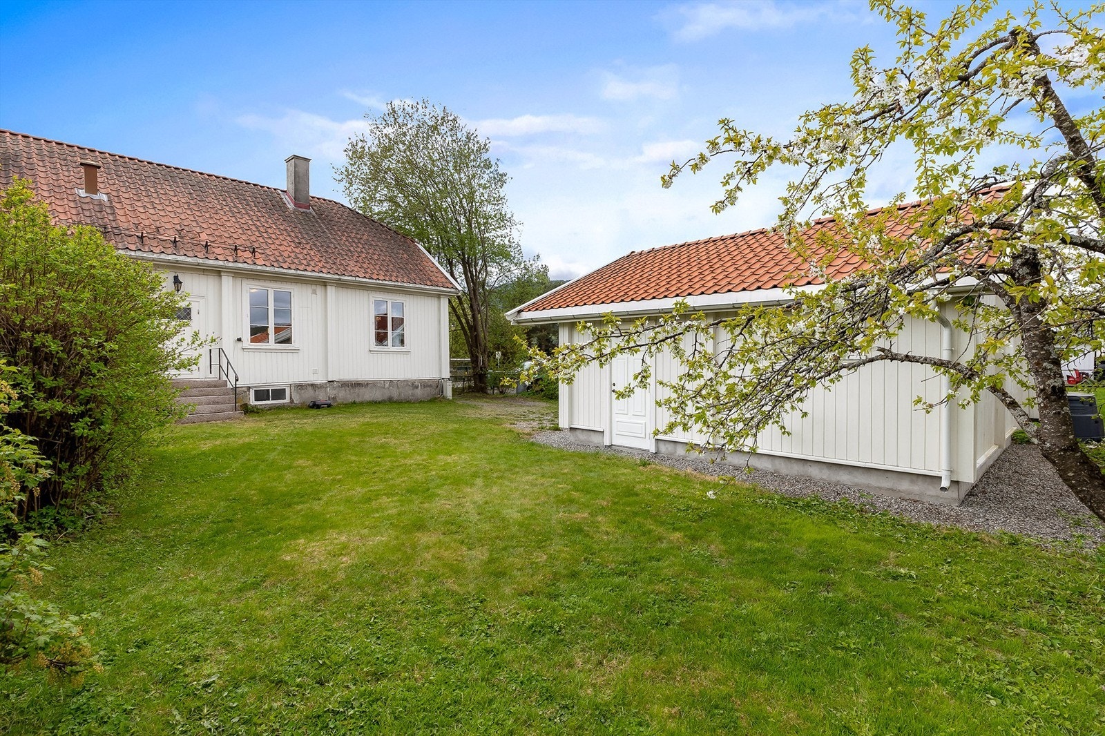 Eiendommen har sol fra ca. kl. 11.00 til ca. 20.00 (midtsommerstid) iflg. selger Galleribilde