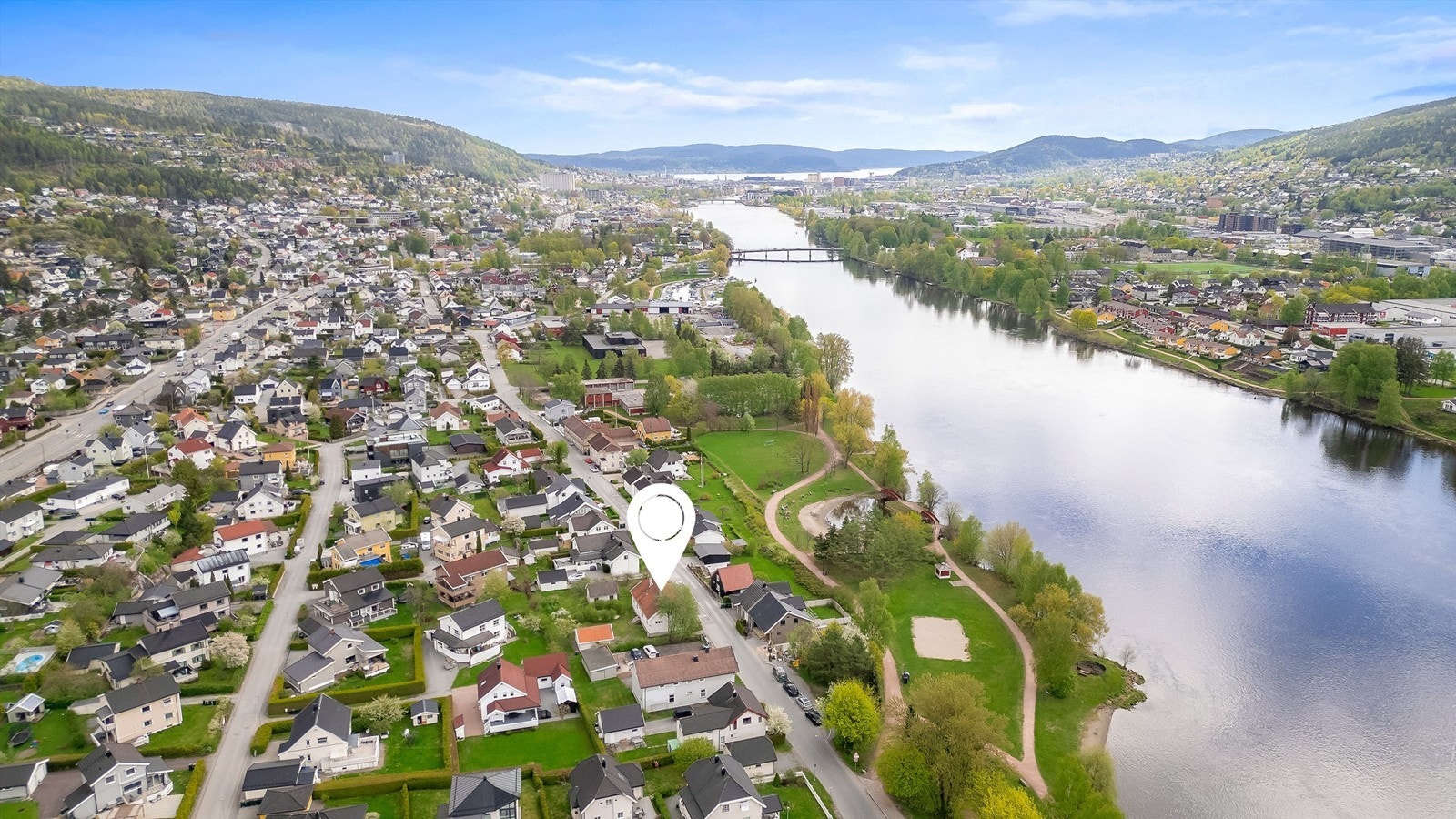 Drammenselva og flott parkområde er beliggende på andre siden av veien Galleribilde