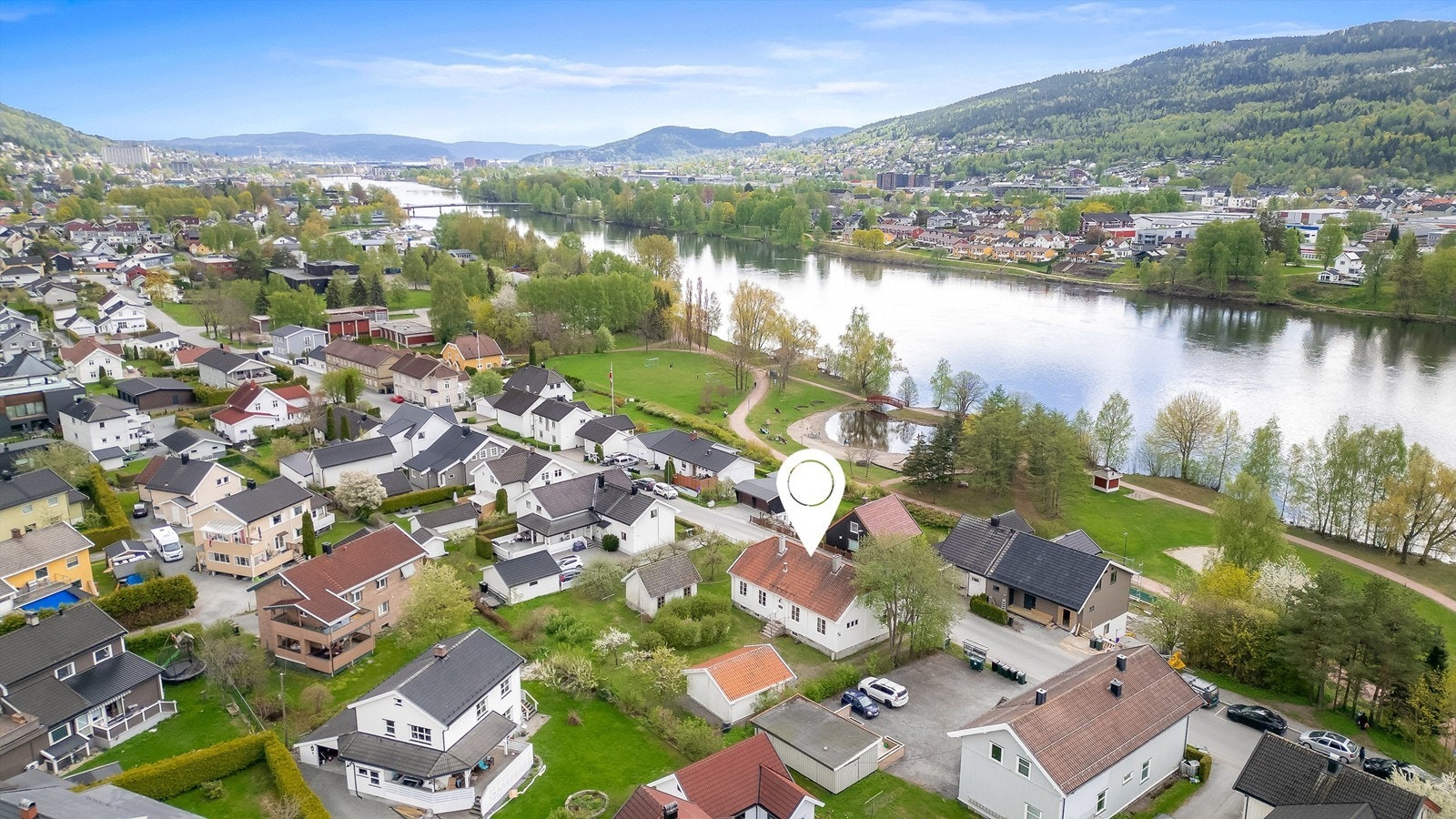 Sjarmerende enebolig med loft og kjeller Galleribilde