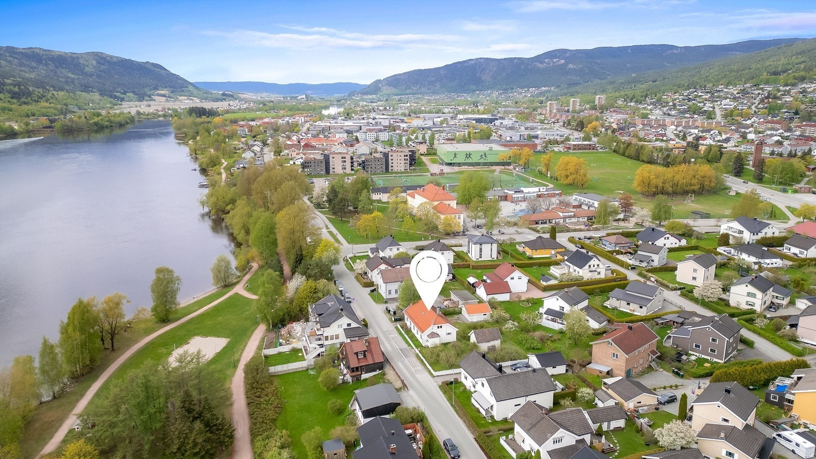 Ca. 2-5 min gangavstand til idrettshall, idrettsanlegg og barneskole Galleribilde