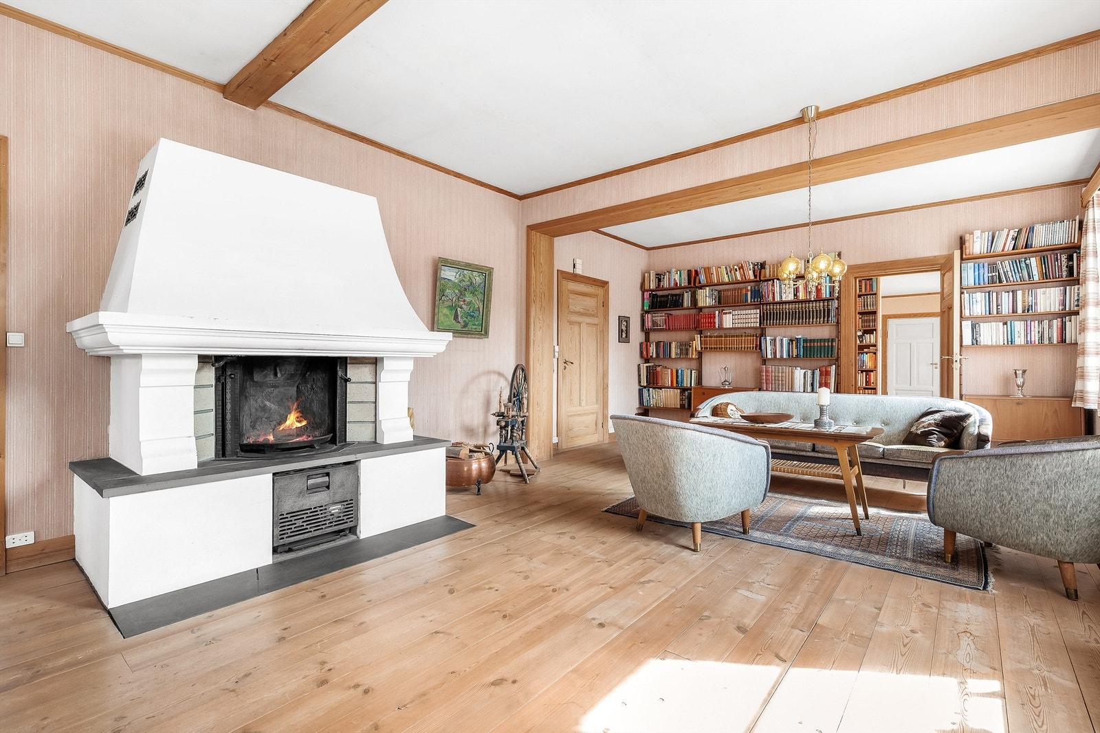 Lys stue med sofaområde og spiseplass Galleribilde