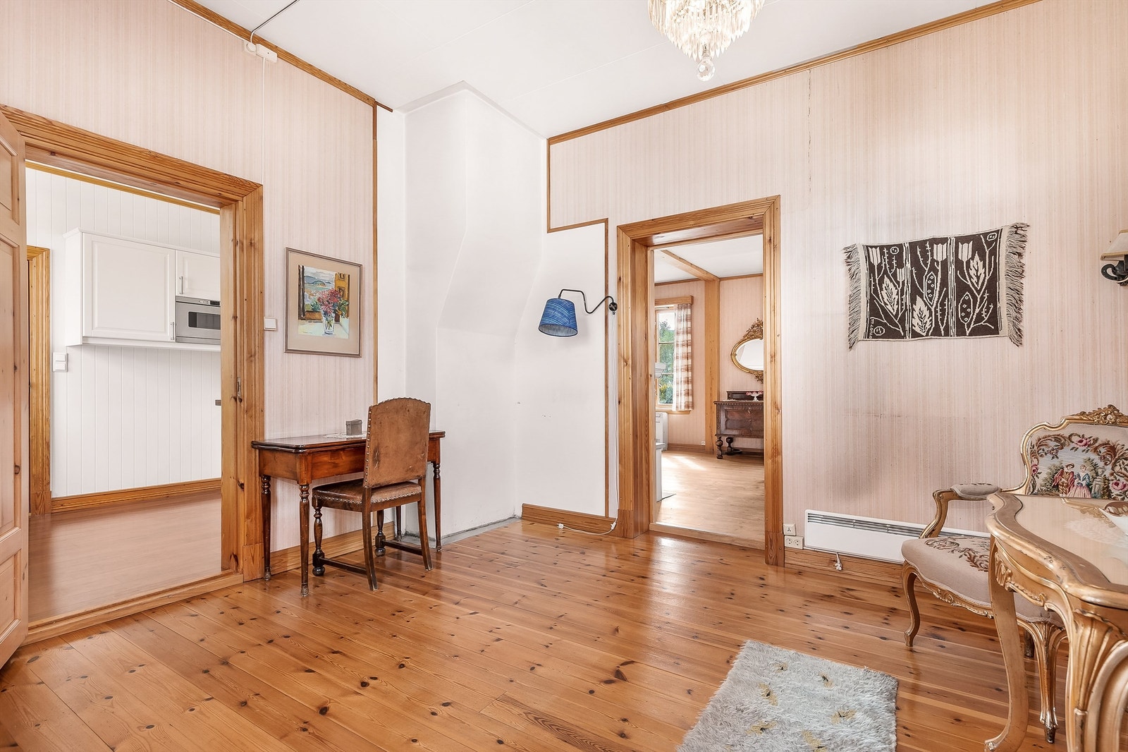 Spisestue med heltre gulvbord, tapet på vegger og malt himling Galleribilde