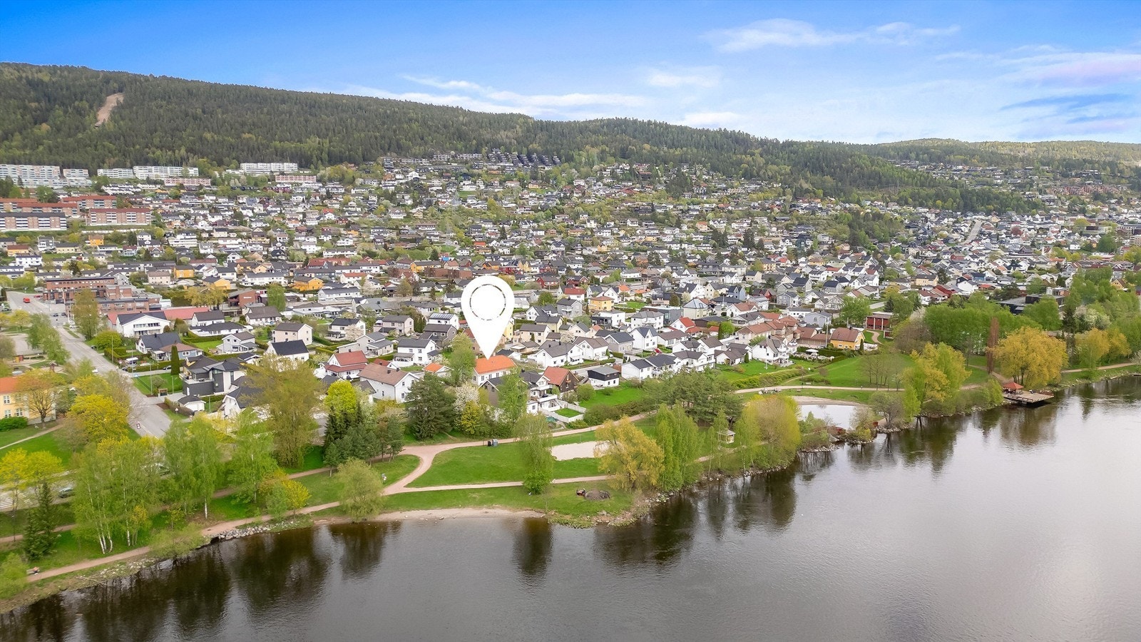 Her er det fine turstier, strandområde og sandvolleyballbane Galleribilde