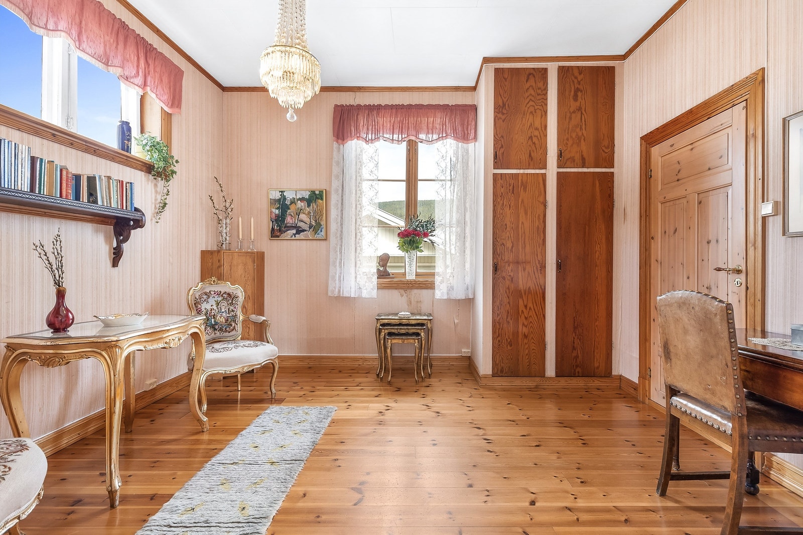 Spisestue med plassbygget garderobeskap Galleribilde