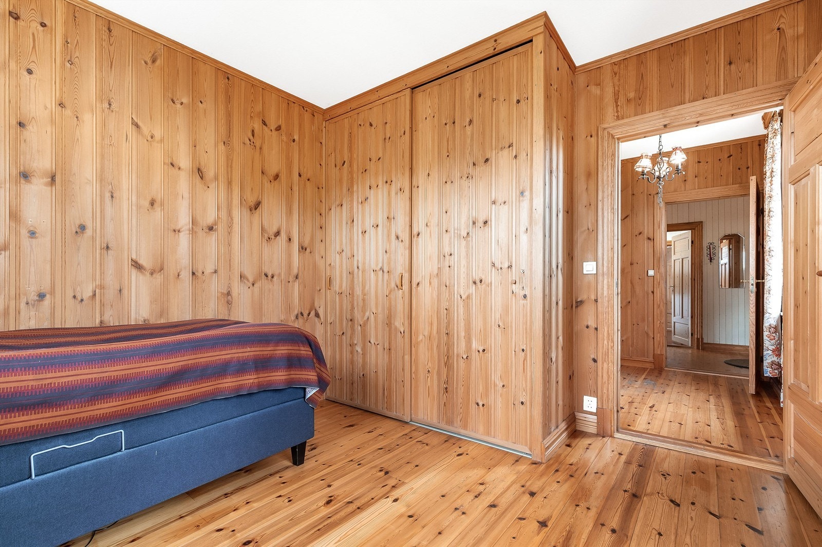 Soverom med plassbygget skyvedørsgarderobe Galleribilde