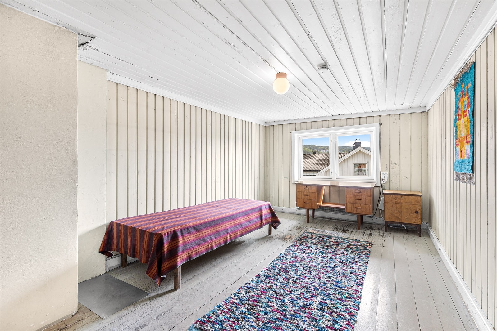 Soverom 3 med heltre gulvbord, malt panel på vegger og malt panel i himling Galleribilde