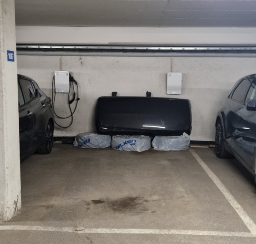 Garasjeplass med el-lader Galleribilde