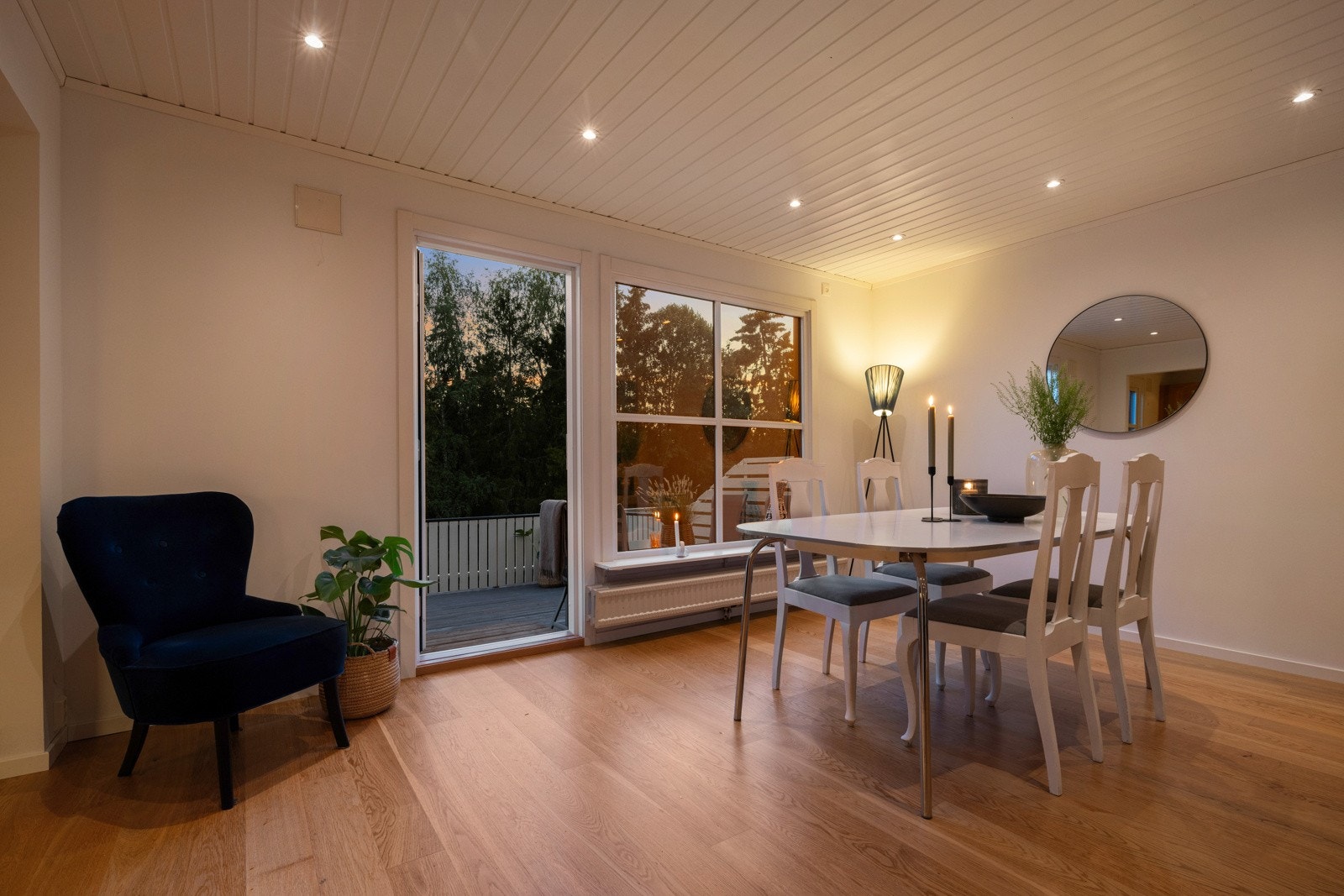 Fra stuen er utgangen til den sydvestvendte terrassen Galleribilde