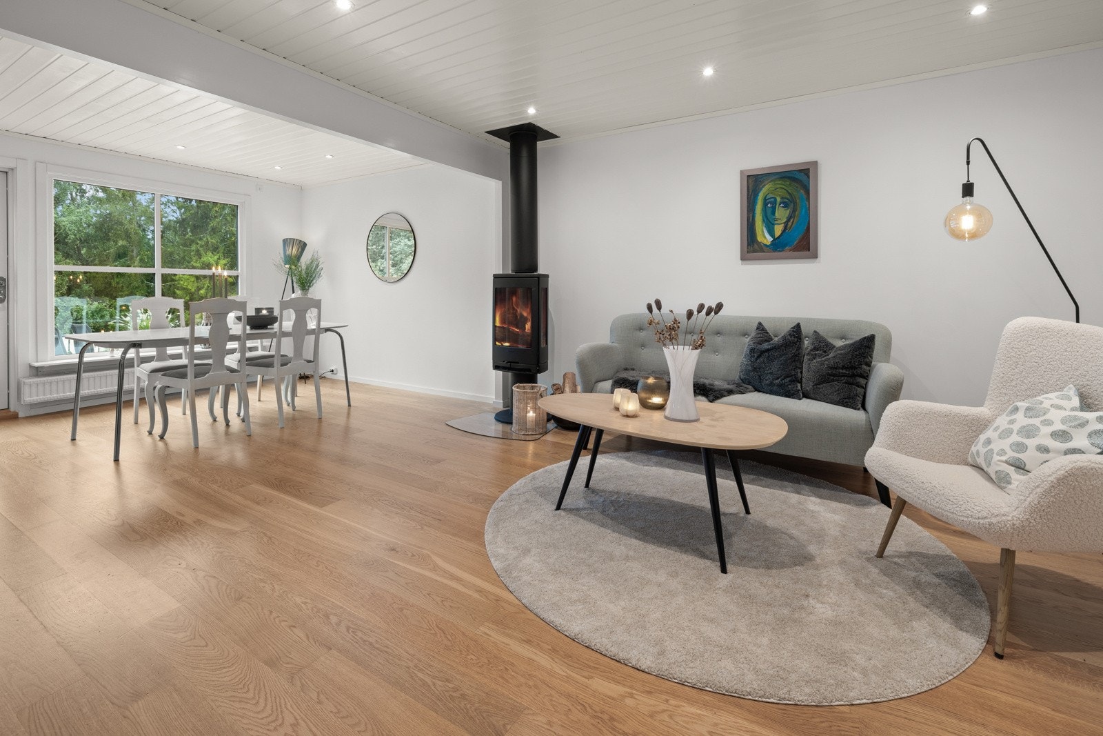I stuen er det også plass til langbord hvor du kan invitere venner og familien til bords Galleribilde