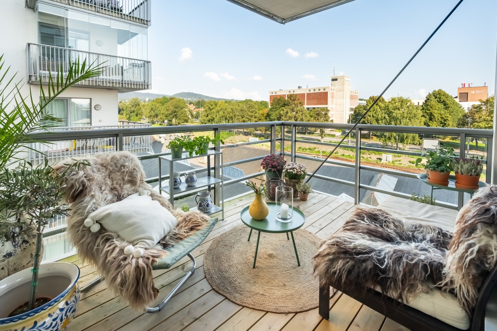 Rett utenfor stua er denne store balkongen. Galleribilde