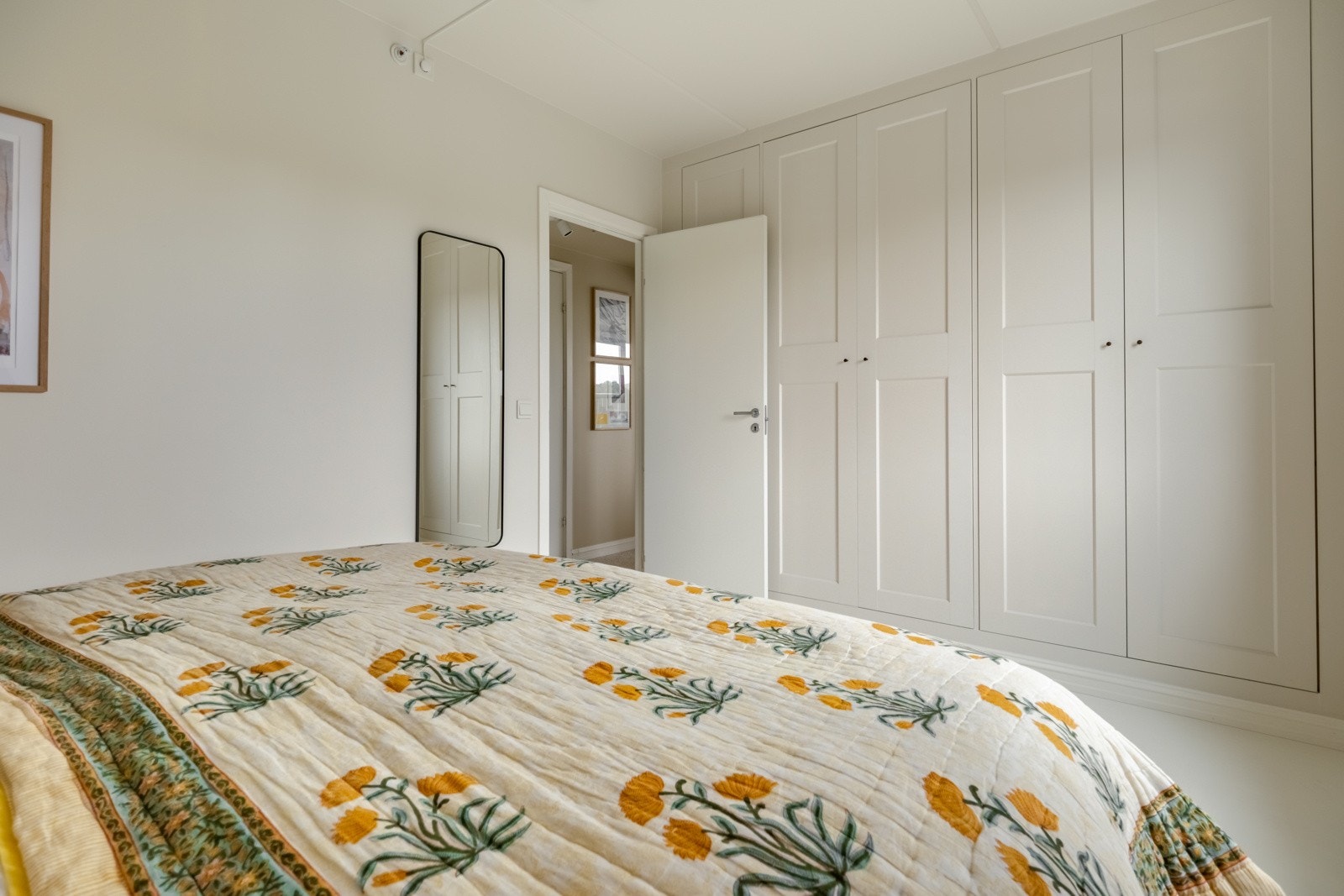 Rikelig med skapplass her, malt i samme farge som resten av rommet sånn at den forsvinner litt. Galleribilde