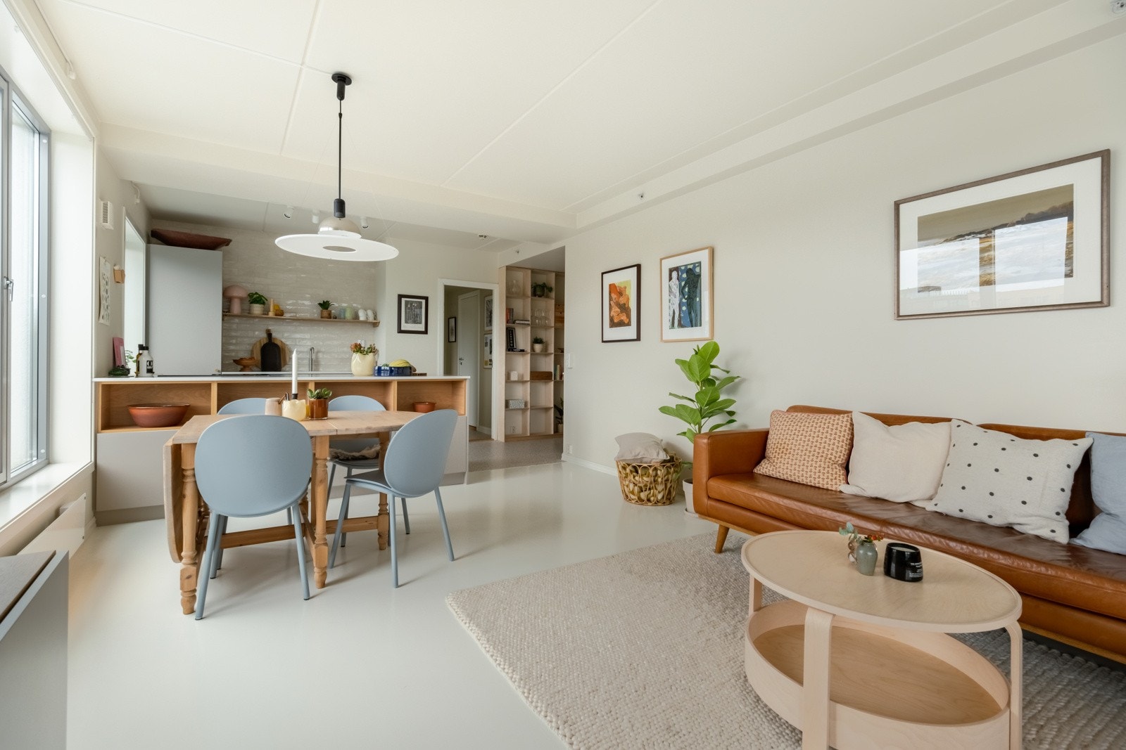 Det er fin og naturlig plass for spisestue mellom kjøkkenet og selve stua. Galleribilde