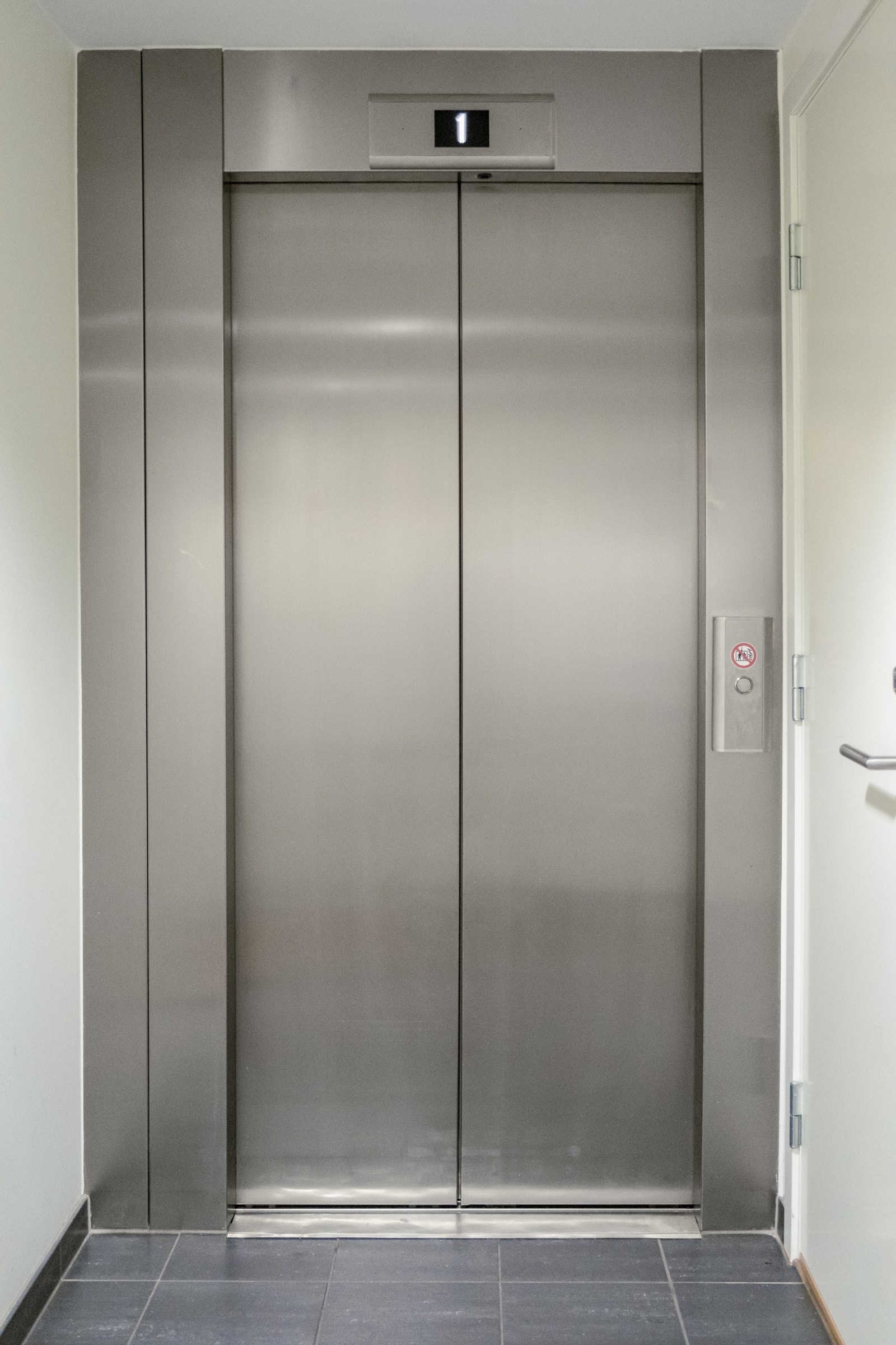 Det er heis rett utenfor døren til leiligheten. Galleribilde