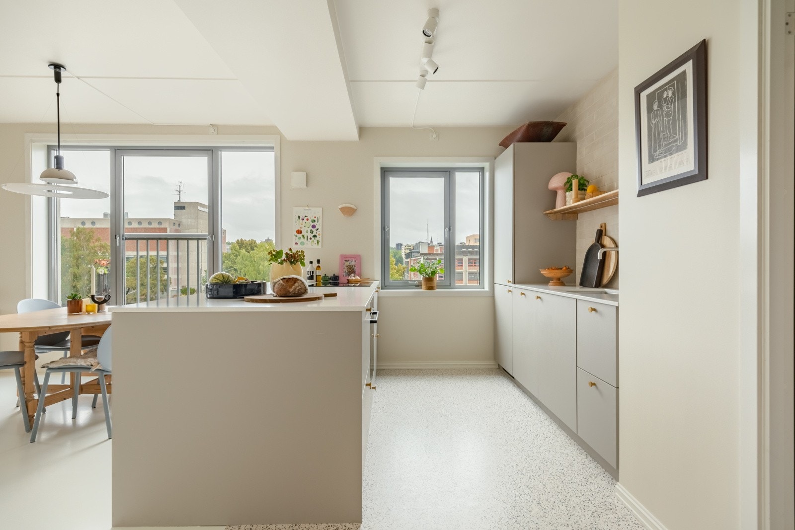 Kjøkkenet er smart lagt opp, med absolutt maks utnyttelse av alle rom. Galleribilde