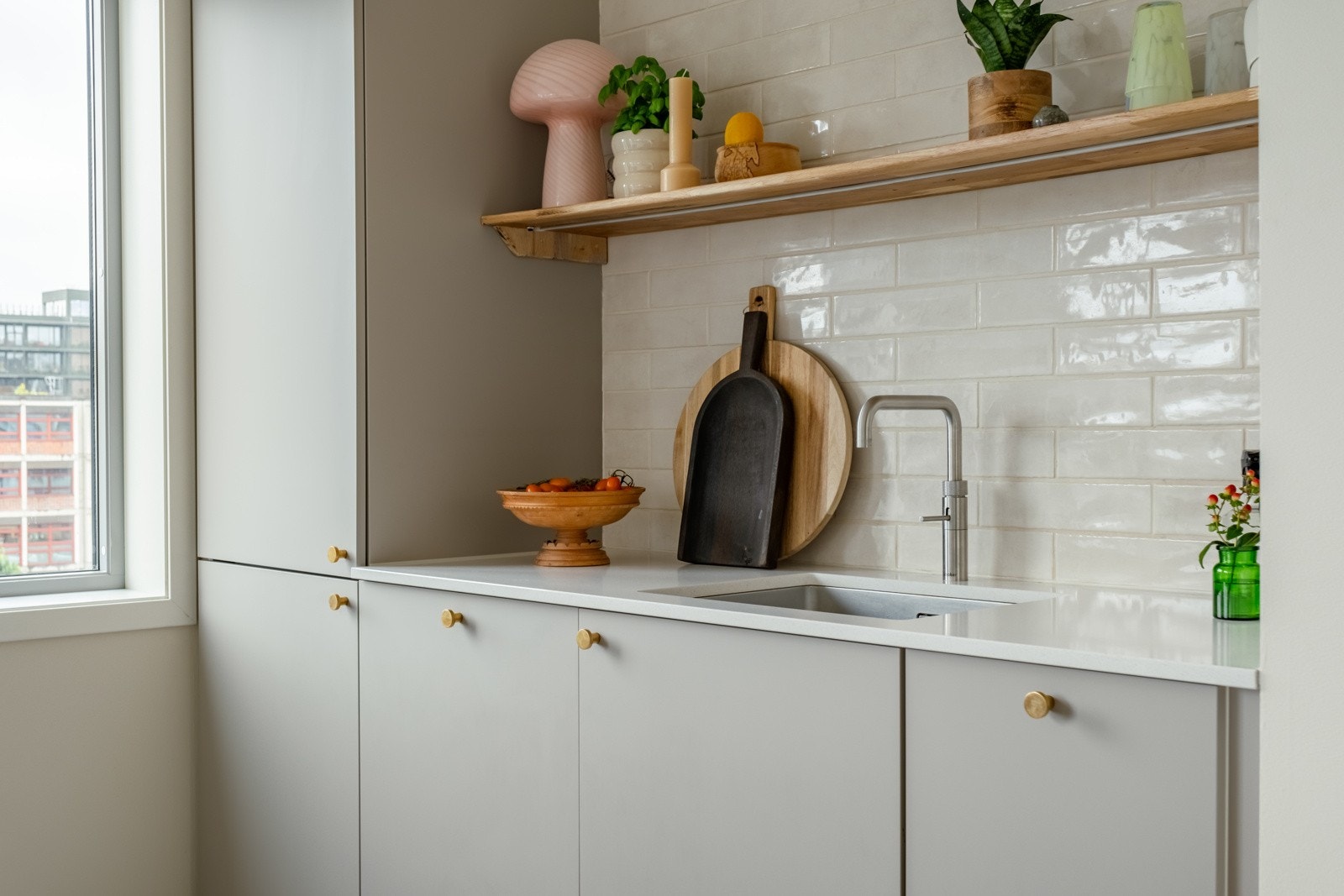 Fine fliser over kjøkkenbenken. Galleribilde