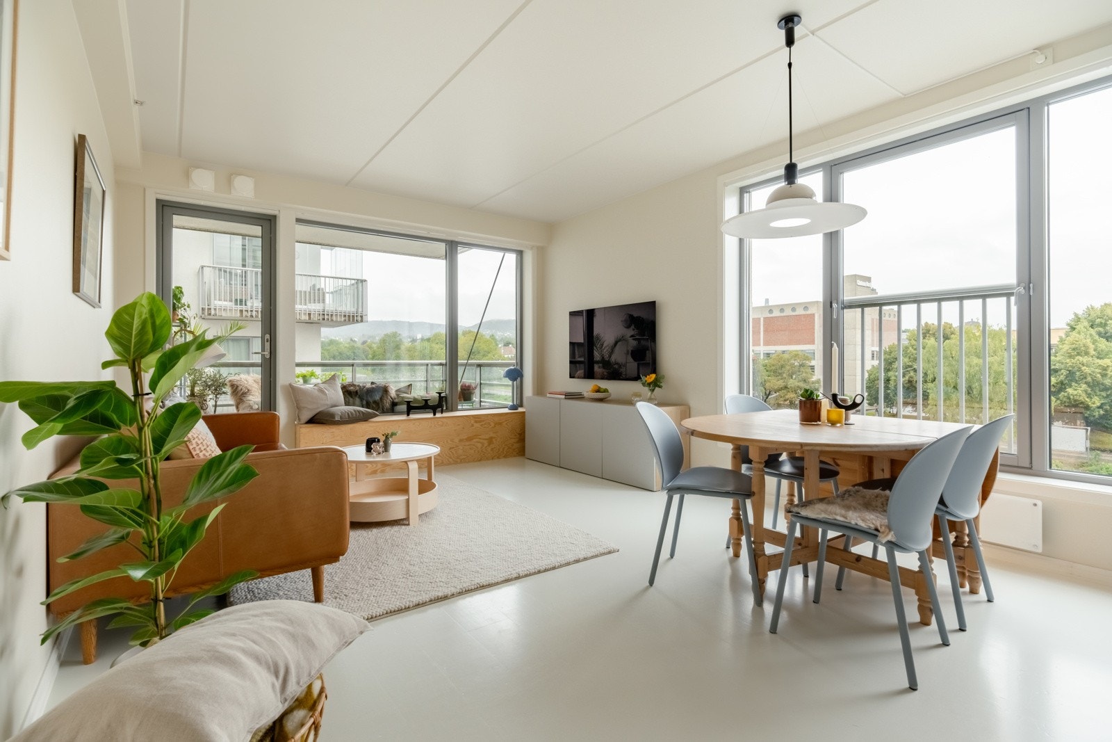 Leiligheten har vinduer fra gulv til tak, og det er storslått utsikt over Majorstuen. Galleribilde