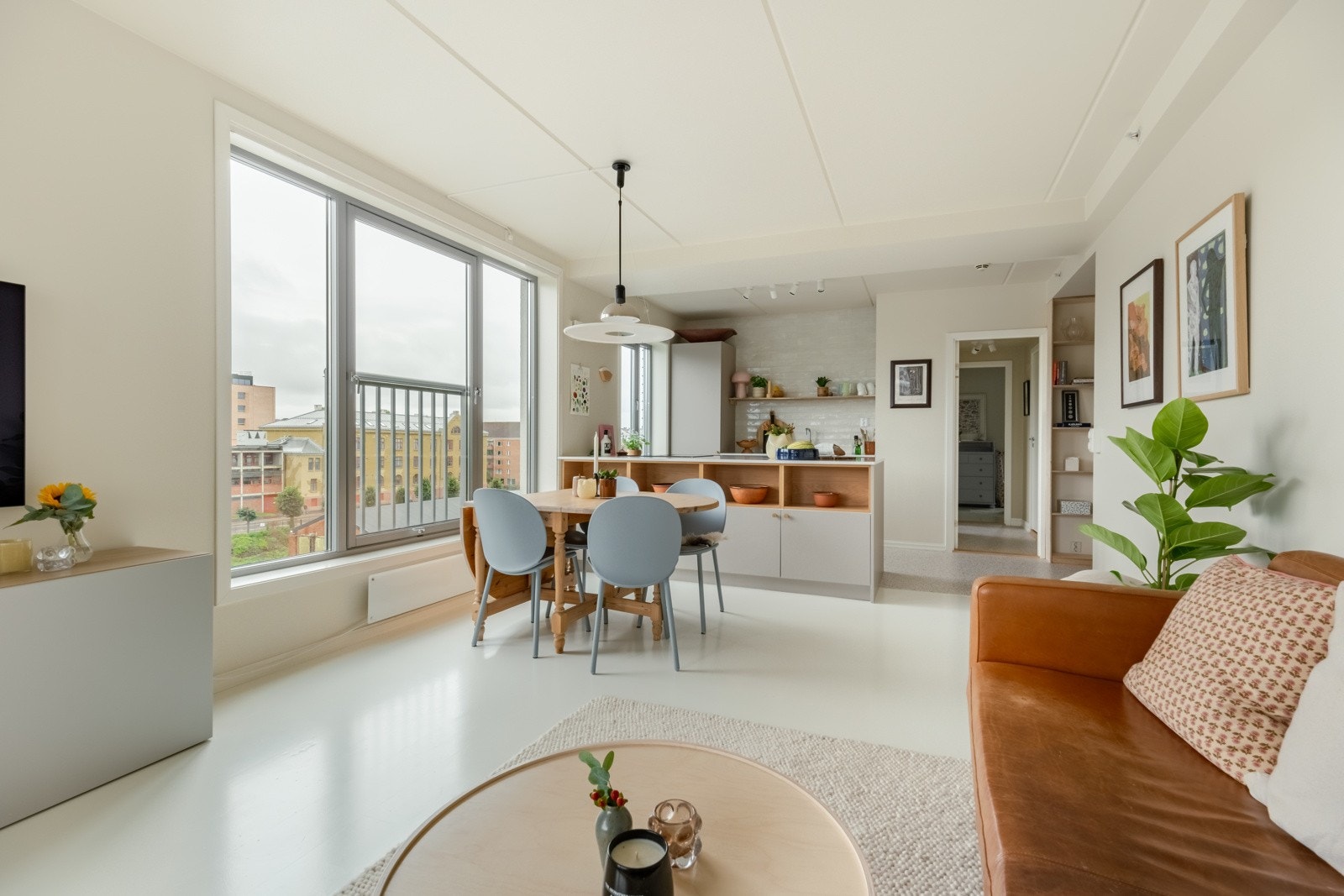 Inne igjen. Det morsomme er at alle rommene har like fint lys og utsikt som på balkongen. Galleribilde