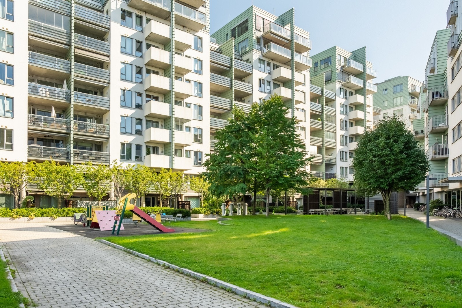 Borettslaget har en nydelig bakgård, med lekeplass til barna. Galleribilde