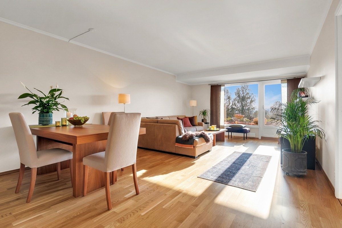 Det ble lagt nytt parkettgulv i stue/kjøkken i 2019. Galleribilde