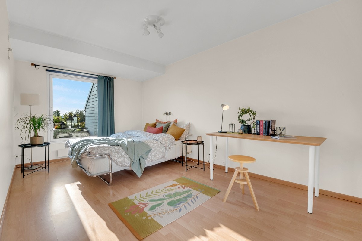 Meget romslig soverom med adkomst fra stuen. Vindu mot sydvest. Galleribilde