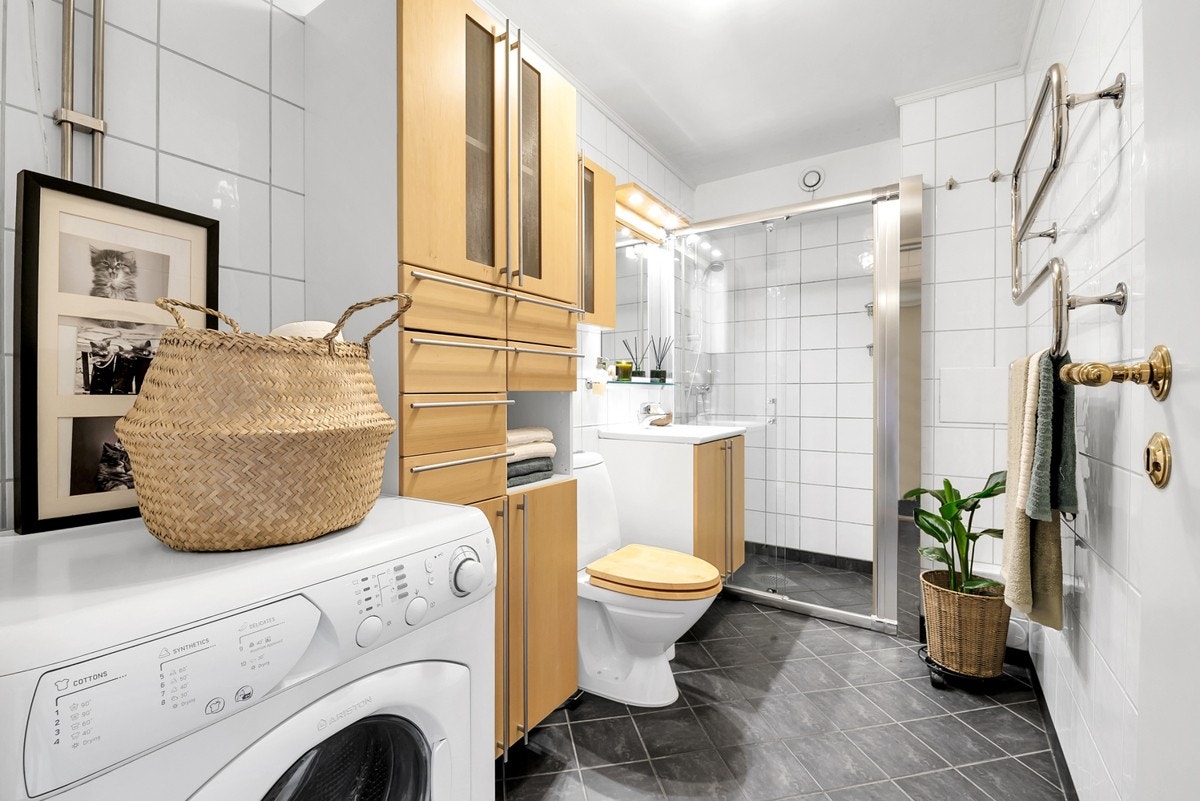 Stort flislagt bad fra 2006. Badet har gulvvarme og opplegg for vaskemaskin. Galleribilde