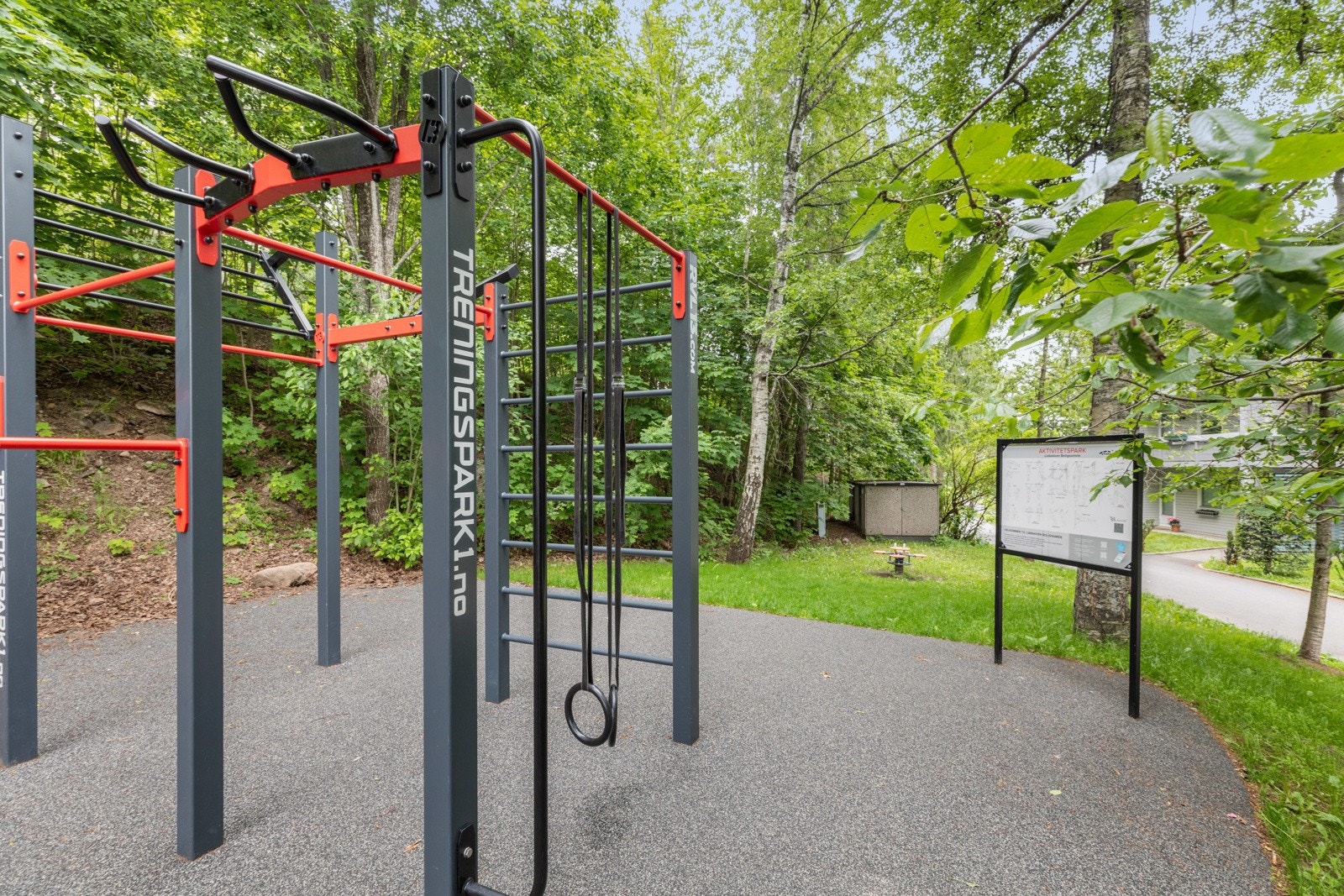 For treningsentusiasten er det egen tuftepark på sameiets fellesområde. Galleribilde