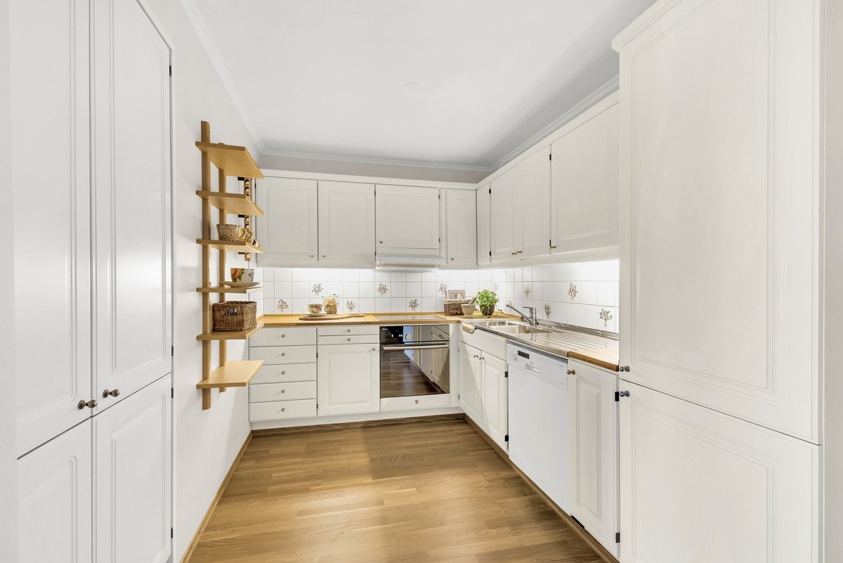 Kjøkken i delvis åpen løsning mot stuen. Innredning fra 2006. Galleribilde