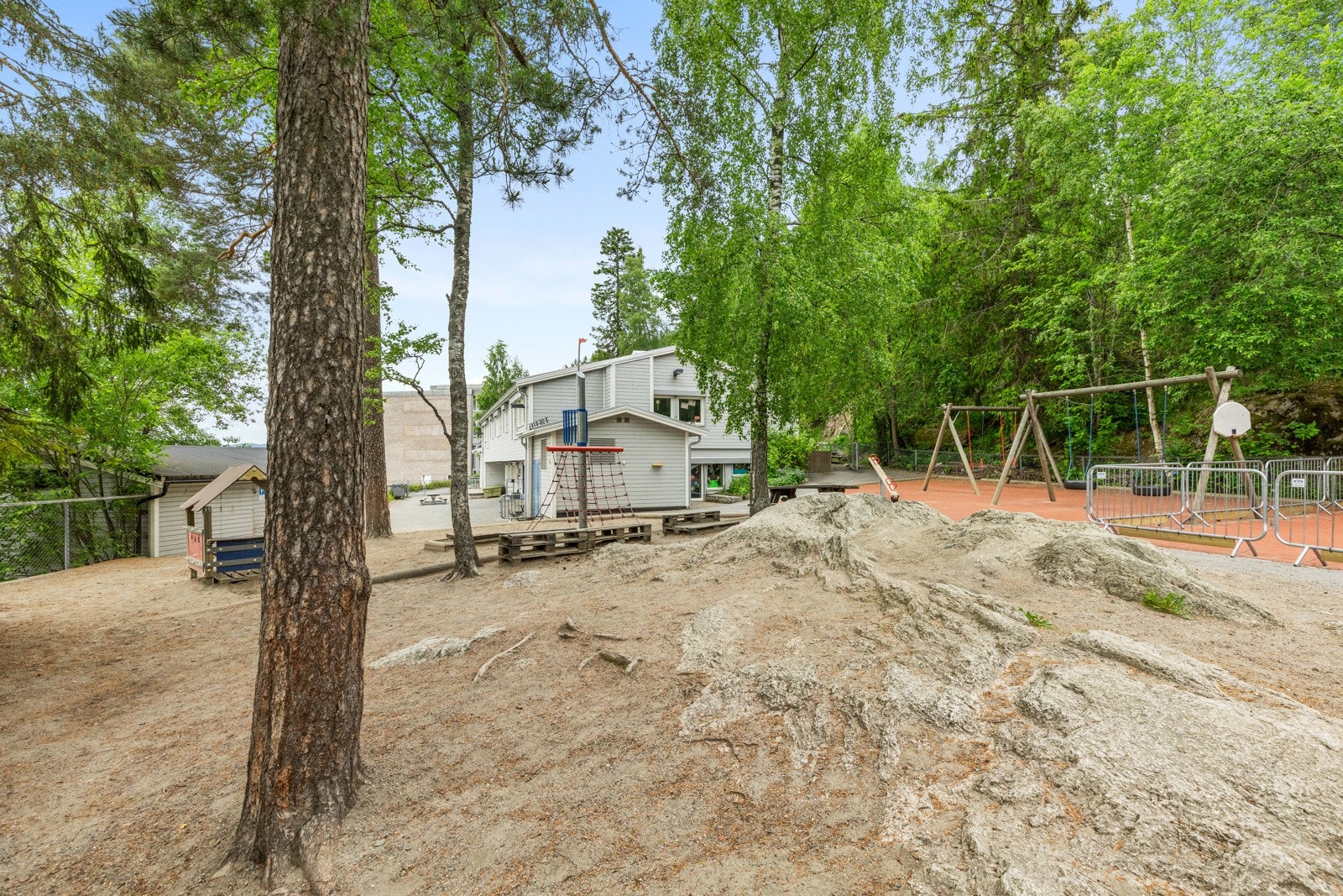 Barnehage på sameiets tomt og marka rett utenfor døren med gode turmuligheter. Galleribilde