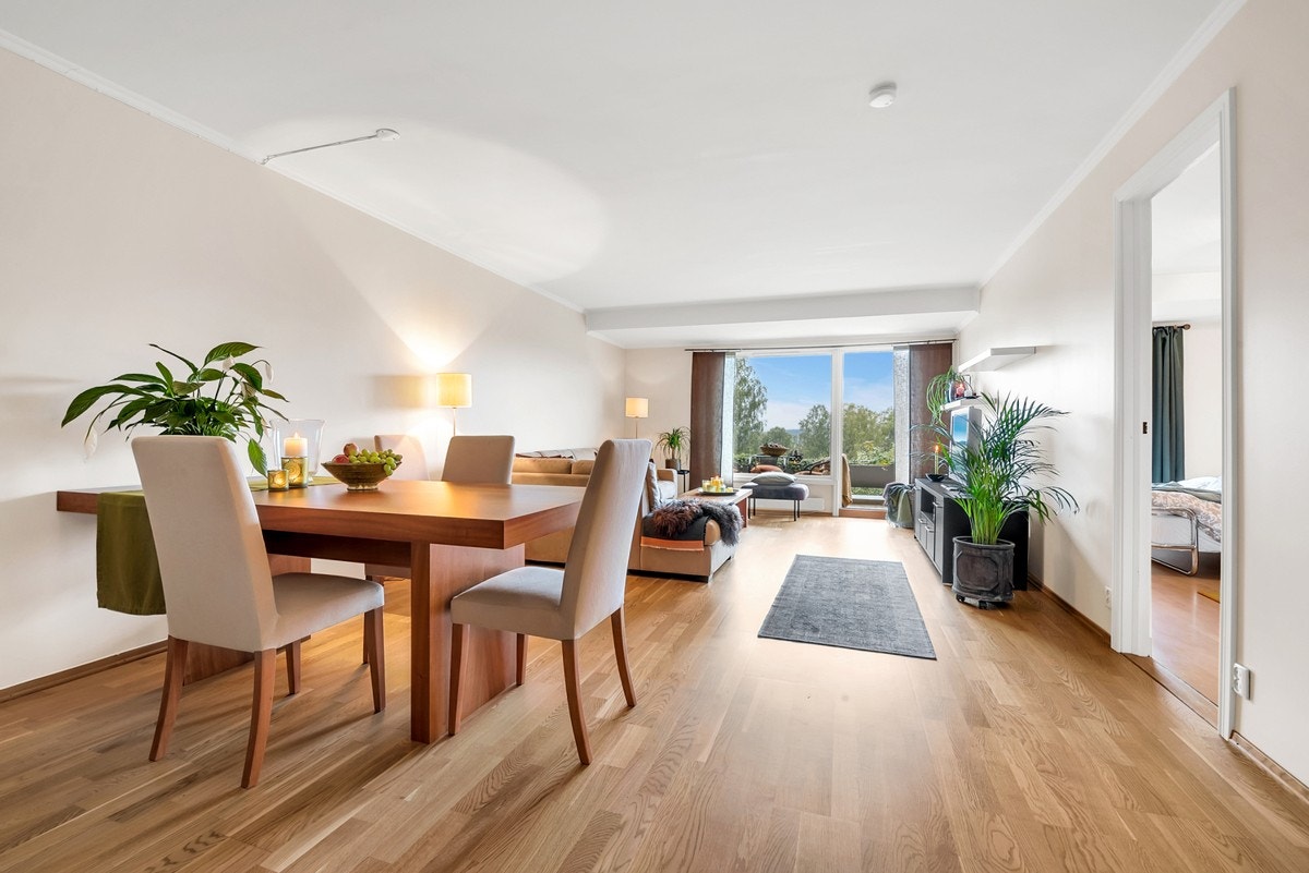 Stuen får rikelig med naturlig belysning. Galleribilde