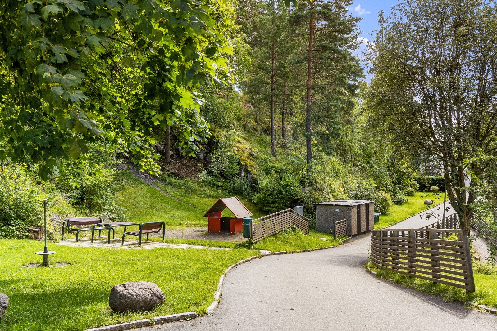 Sameiet har fine grøntområder med både sittegrupper og lekeapparater. Galleribilde