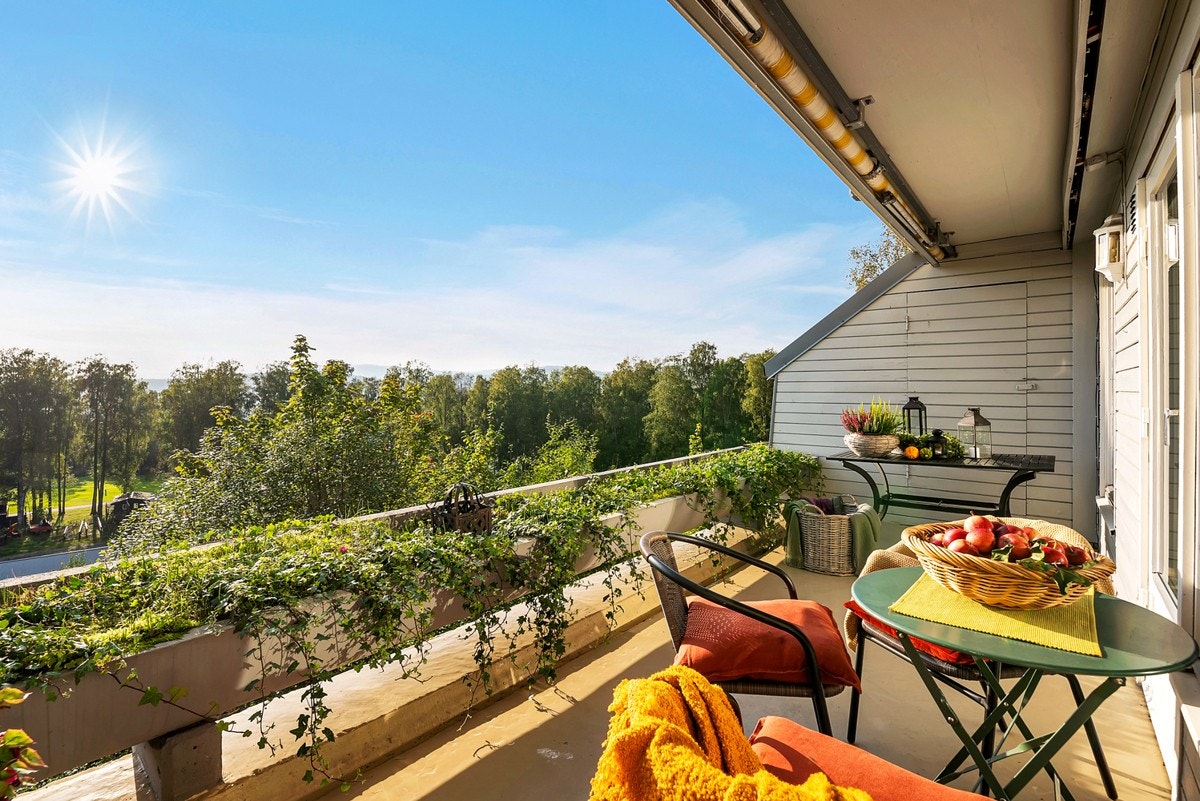 Terrassen vender mot sydvest og har optimale solforhold. Det er montert markise. Galleribilde