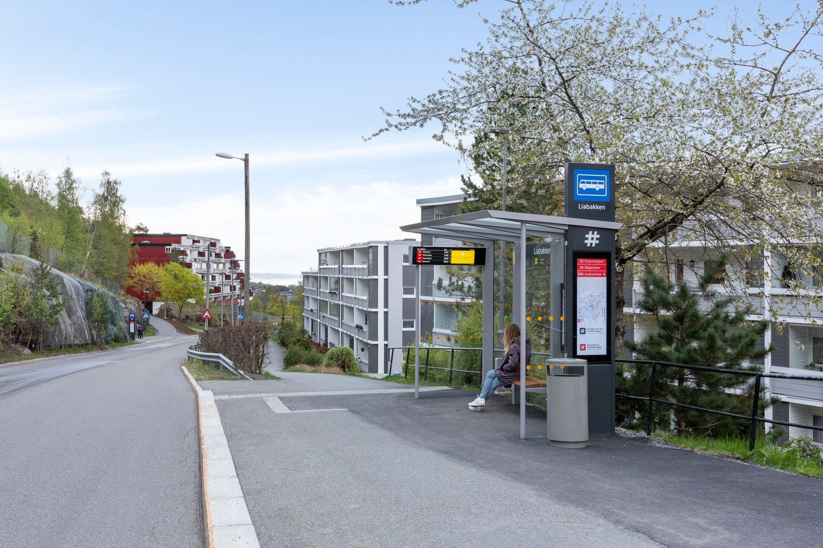 Tøffelavstand til bussholdeplass med samme navn som sameiet. Bussen tar deg nedover til Røa, Lysaker og Tjuvholmen (buss 42) eller Majorstuen (buss 45). Galleribilde