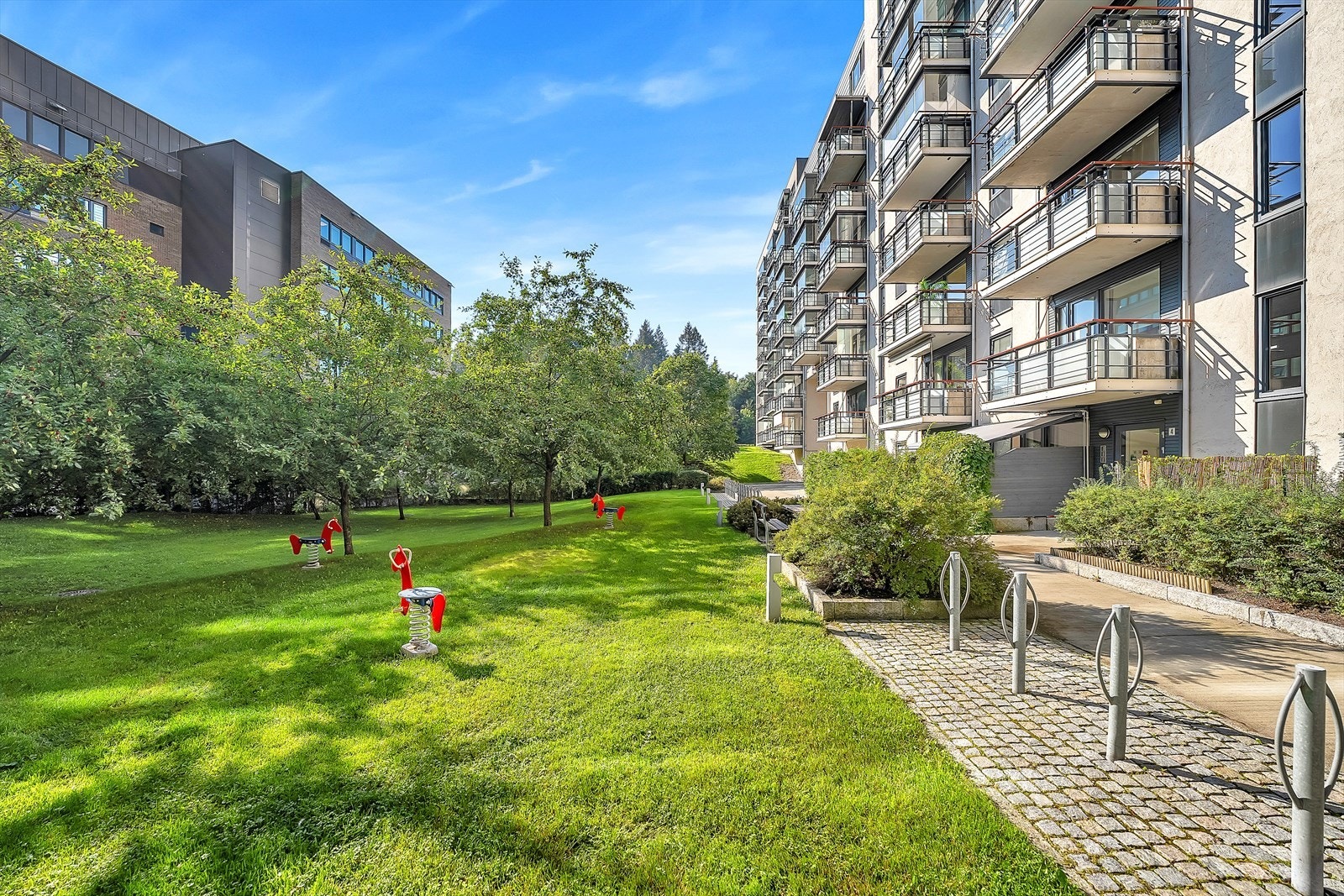 Sameiet har i tillegg pent opparbeidede fellesområder med grøntområder og sittegrupper. Galleribilde