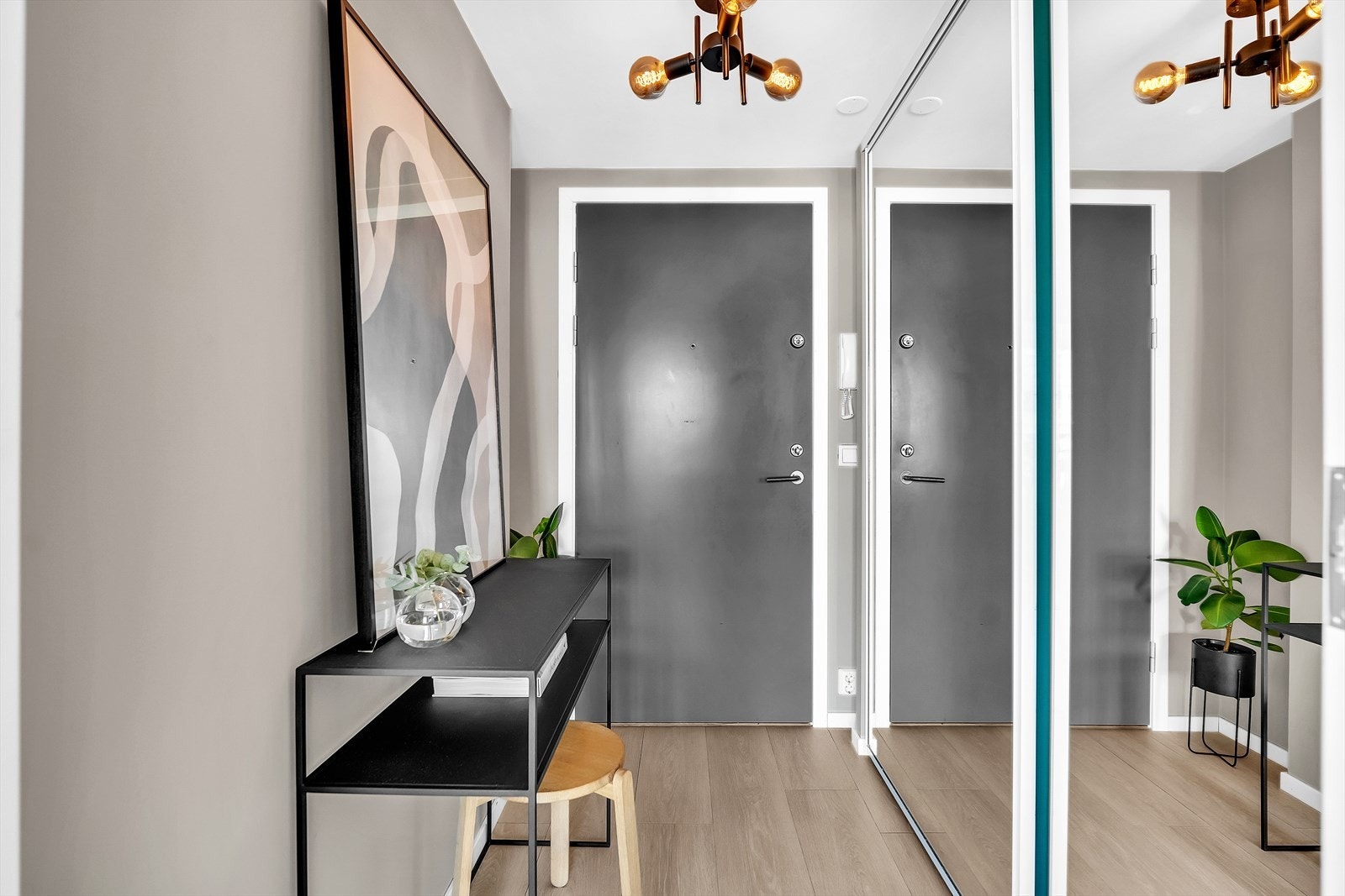 Entré/gang med stor skyvedørsgarderobe for yttertøy og sko. Galleribilde